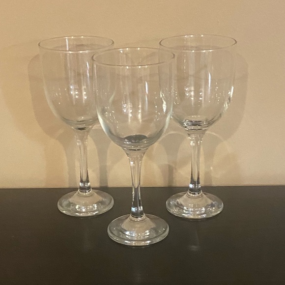 Set of 2 Standard Wine Glasses - Picture 3 of 7